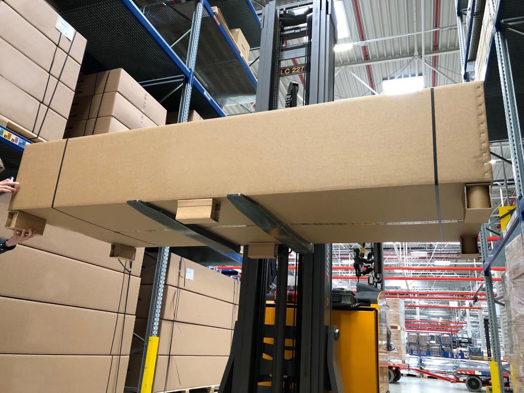 Eltete PallRun® pallet runner attached to a large cardbox