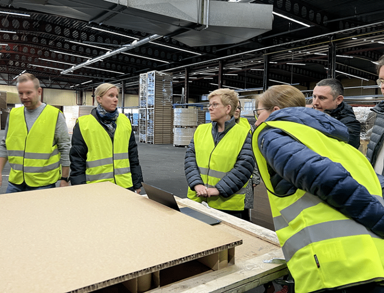 Nina schult das Team in der Produktion von Eltete TPM