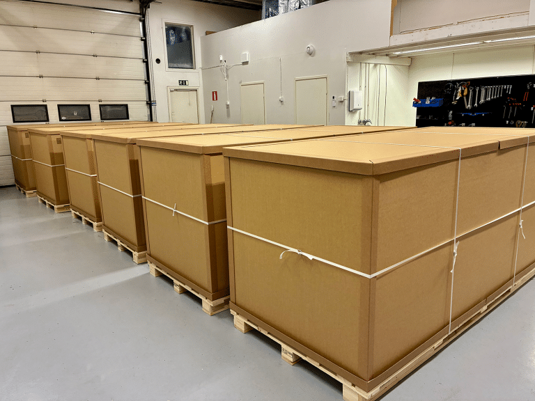 Pyörien kansainvälinen logistiikkaa kartonkiste nkuljetuslaatikoiden sisällä